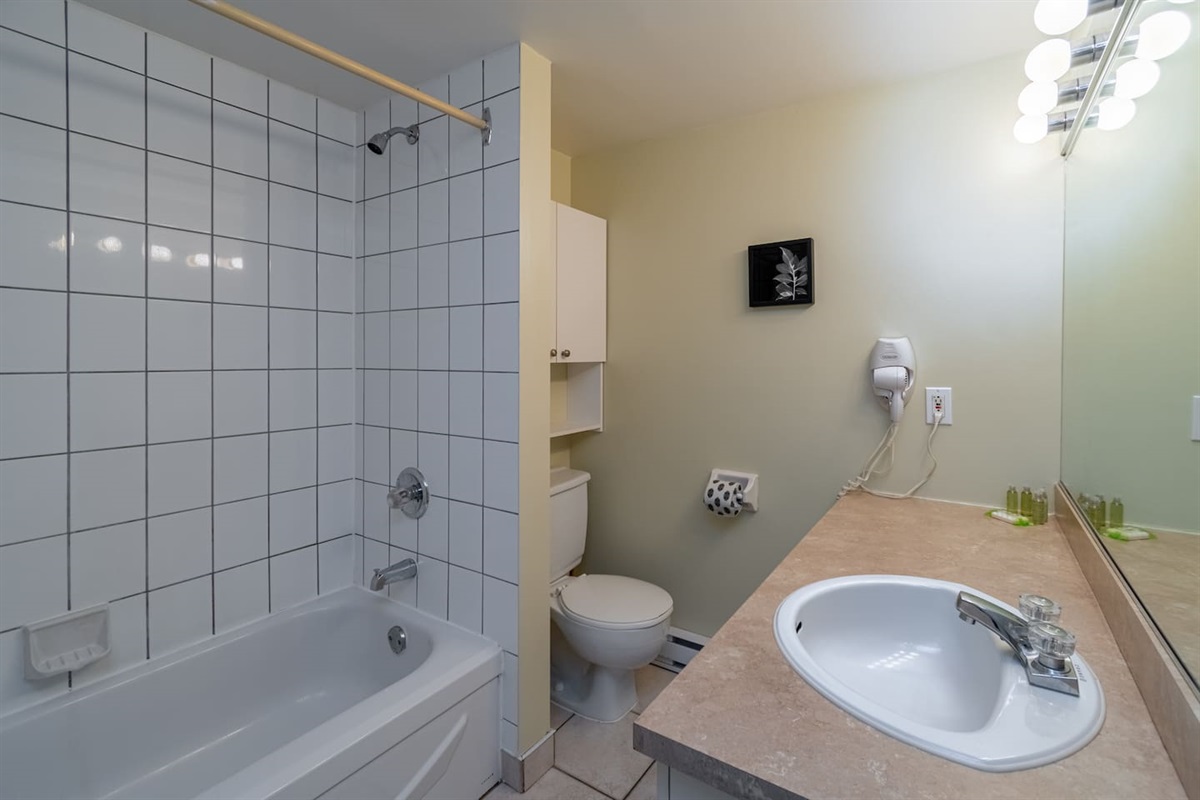 Salle de bain complète avec un bain-douche!
