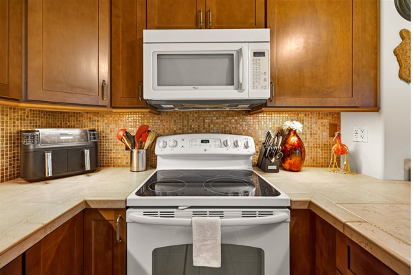 Stocked with cookware, utensils, and a full selection of spices—perfect for everything from quick breakfasts to full dinners.
