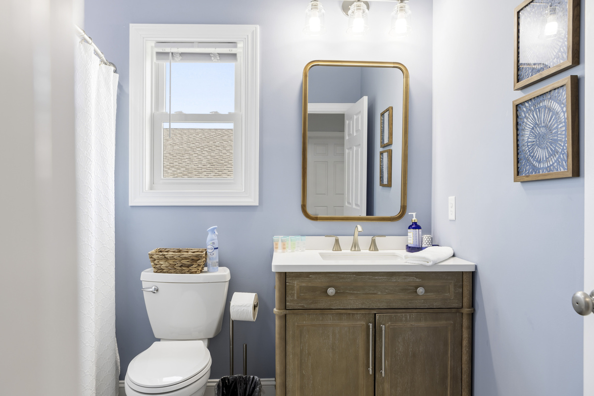 Bed & bath linens provided