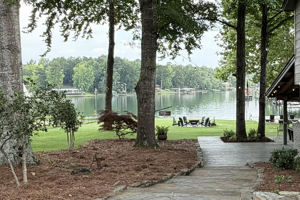 Easy access landscaping to lakeside