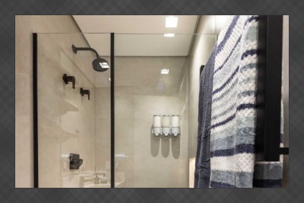 🚿 Box amplo com chuveiro de alta pressão e dispensers de xampu, condicionador e sabonete líquido.