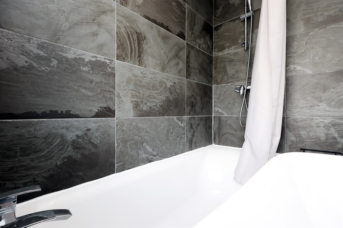 [Shower,Bathtub]