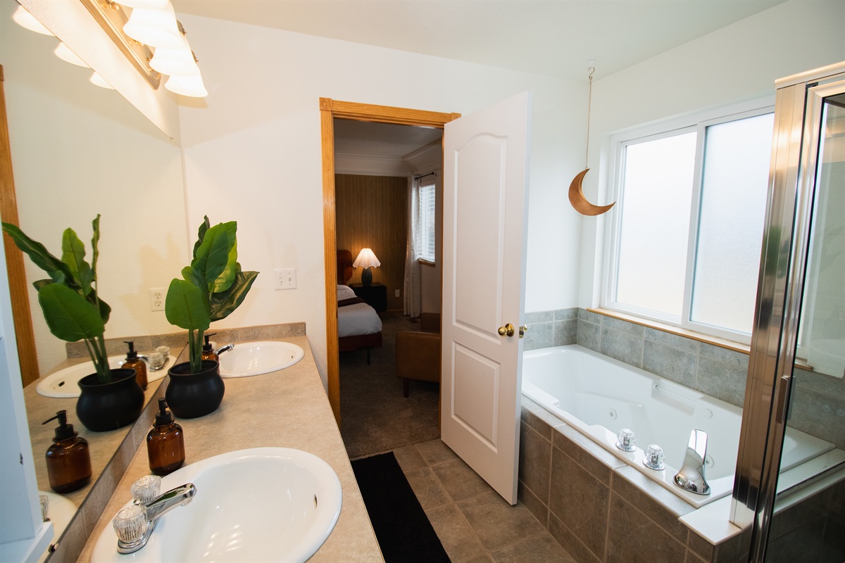 Primary ensuite with jacuzzi tub