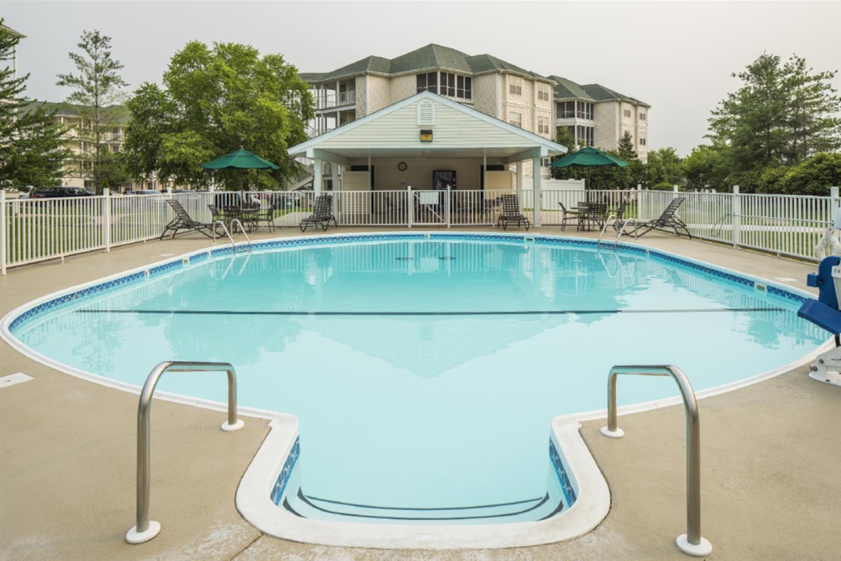 Outdoor pool, kiddie pool, hot tub