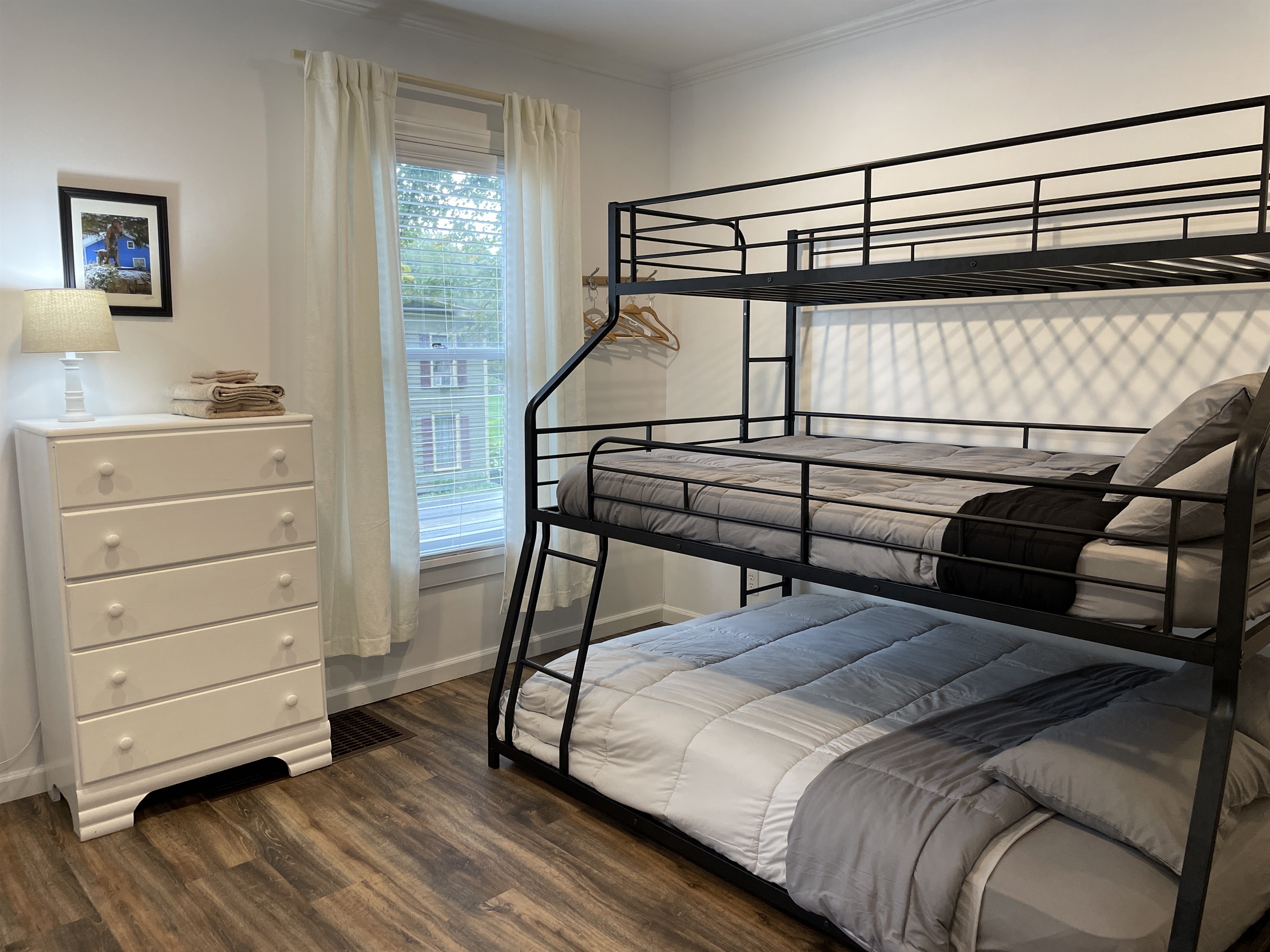 1st floor 2-room suite - Double over Queen