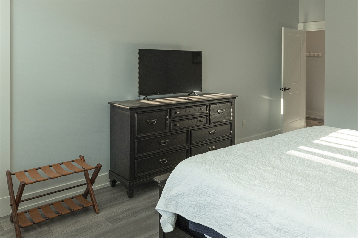 Guest Room - King size bed