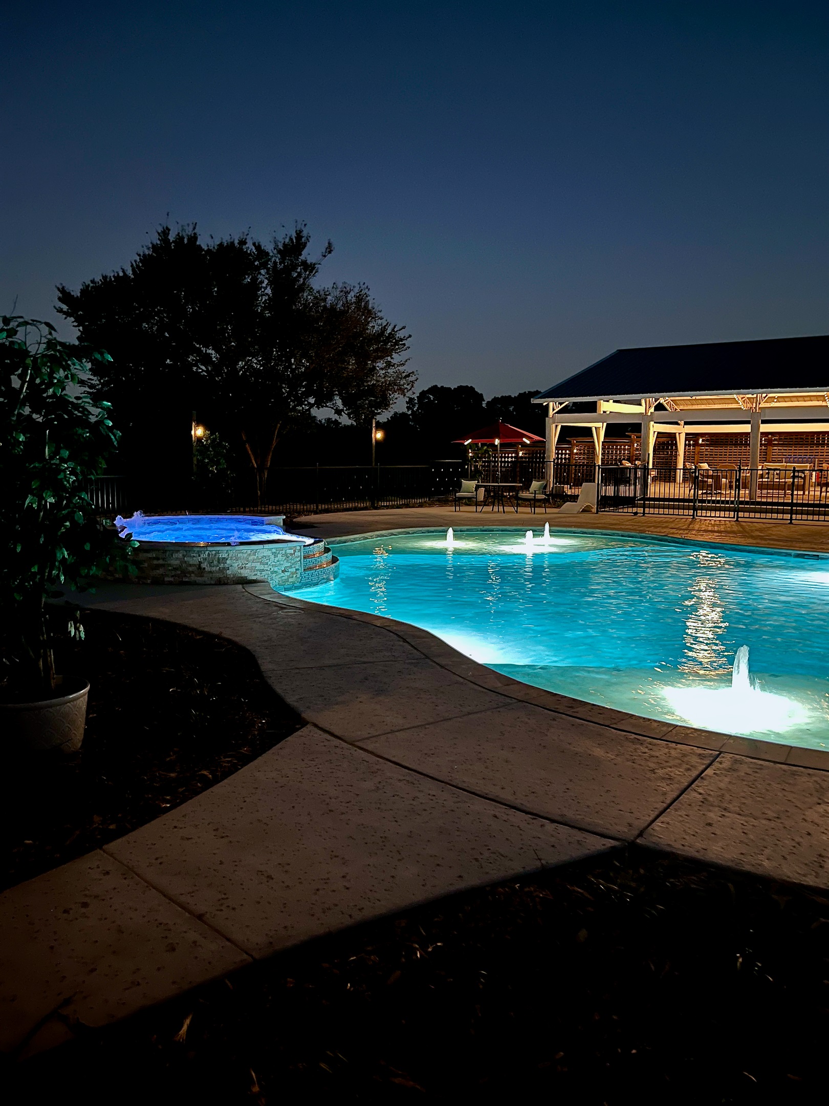 Hot tub for 20, charming lighting for relaxation