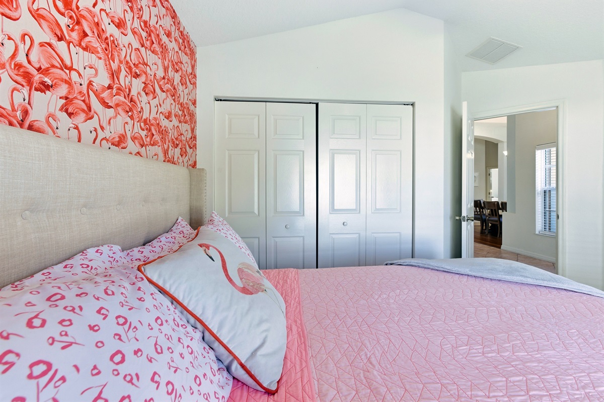 Flamingo room with queen bed & TV