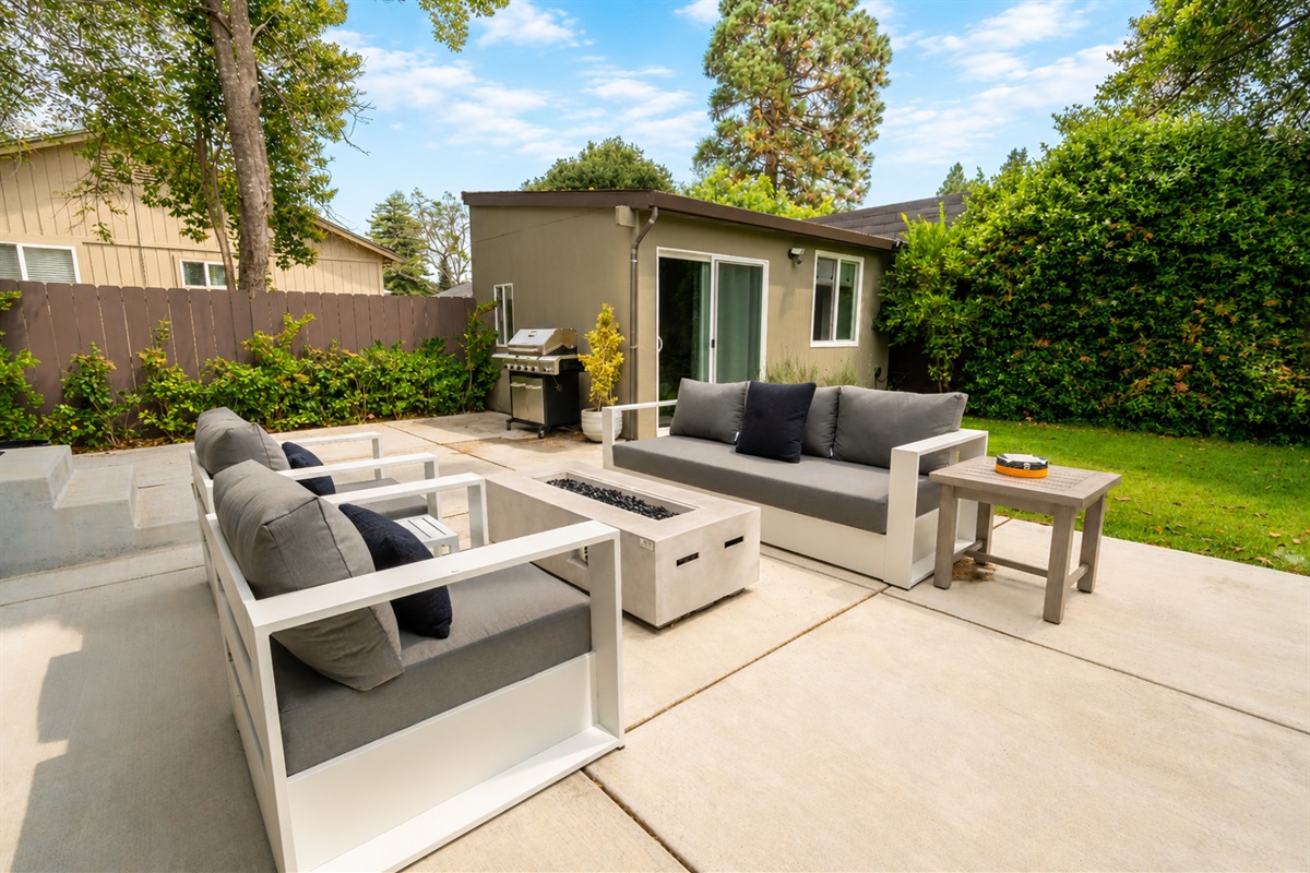 Outdoor seating for 5 with fire pit