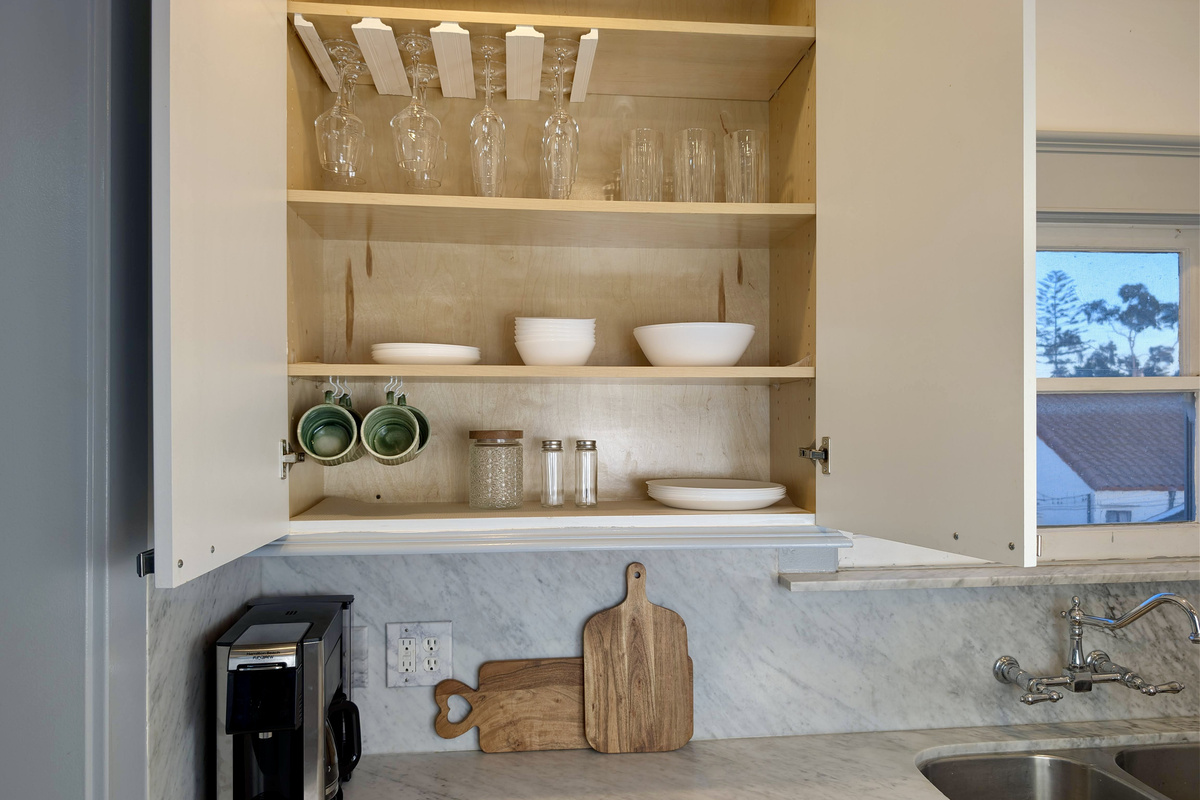 Cook and dine with ease. The kitchen is fully stocked with dishes, glassware, mugs, and essentials, everything you need to feel at home.