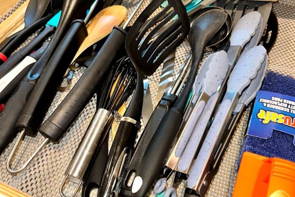 Plenty of spatulas, spoons, and tongs