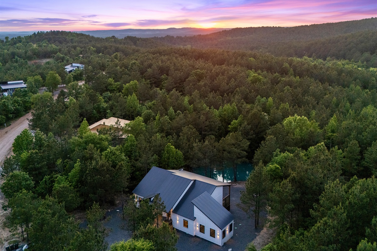 The cabin’s wooded location offers a peaceful sense of seclusion while still being close to Hochatown restaurants, Broken Bow Lake, and Beavers Bend State Park.