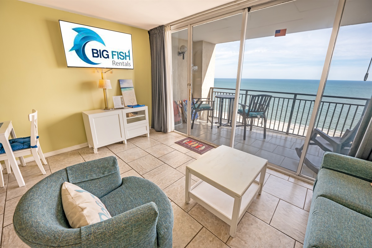 Living Room with Stunning Views🌊☀️