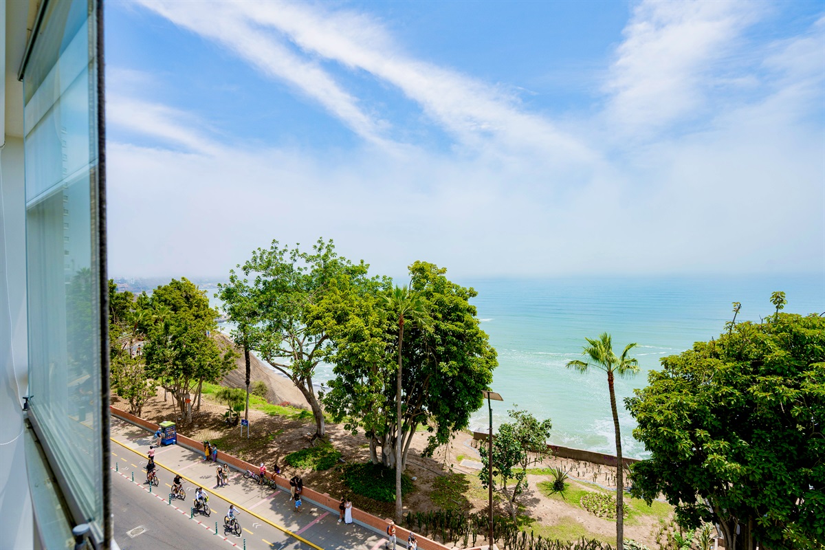 Master bedroom with stunning sea and Malecón views — wake up inspired every morning  /   Dormitorio con cama queen y una vista impresionante al mar y al malecón — despierta inspirado cada mañana