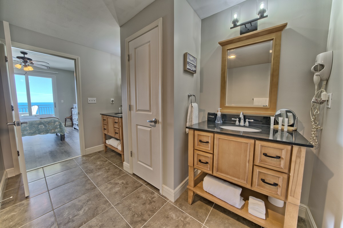 Ensuite Primary Bathroom w/Dbl Sinks