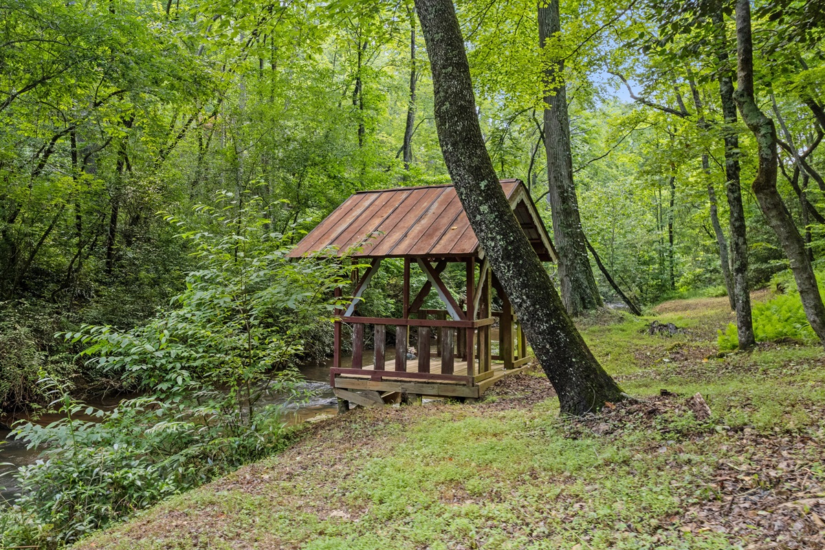 Creekside dock- Bring your fishing poles!