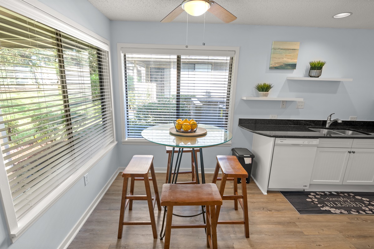 Eat in Dining area with seating for 4