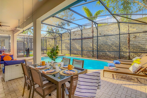 South-Facing Pool And Spa-Dining Table-Seats 6