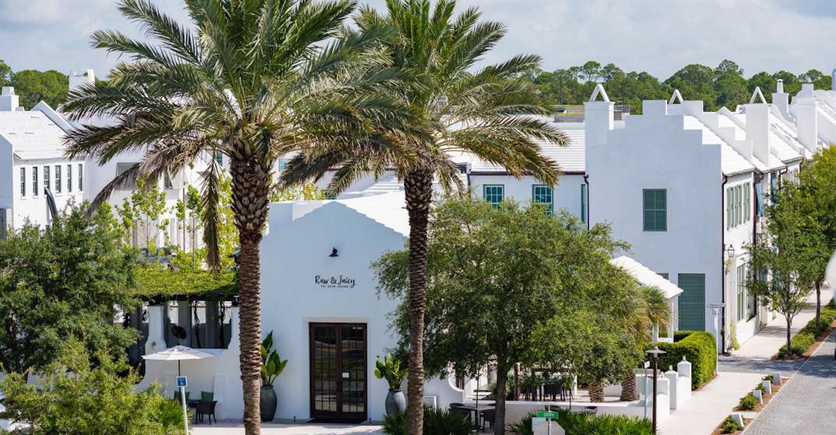Raw & Juicy, one of our favorite organic juice bars in Alys Beach.