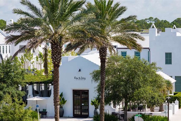 Raw & Juicy, one of our favorite organic juice bars in Alys Beach.