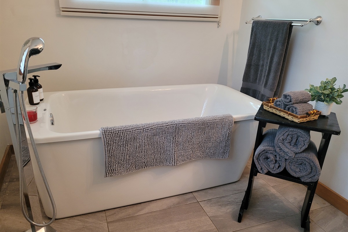 Comfortable tub for you to soak in luxurious enjoyment