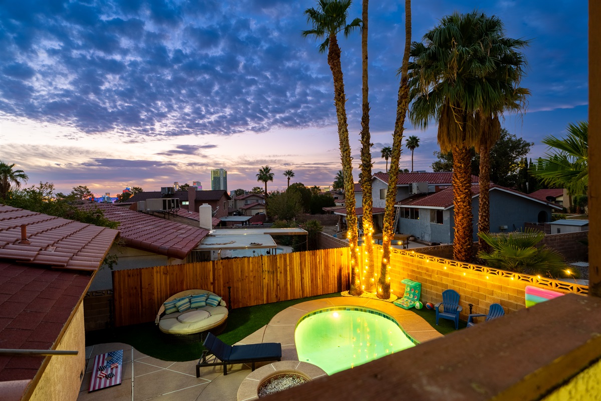 Oasis backyard with pool, mini golf, basketball, bbq, day bed, games!