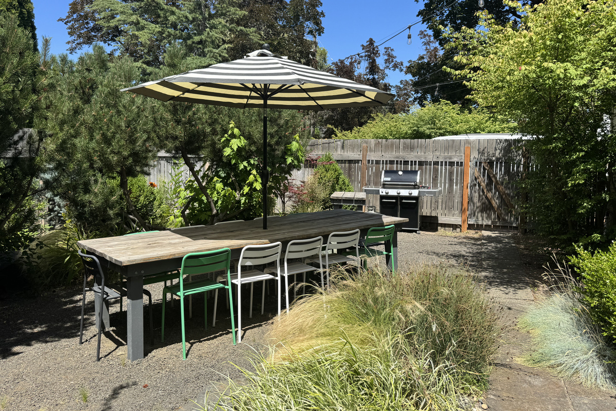 Outdoor dining for 12 / private fenced back yard, w/ Weber propane BBQ.