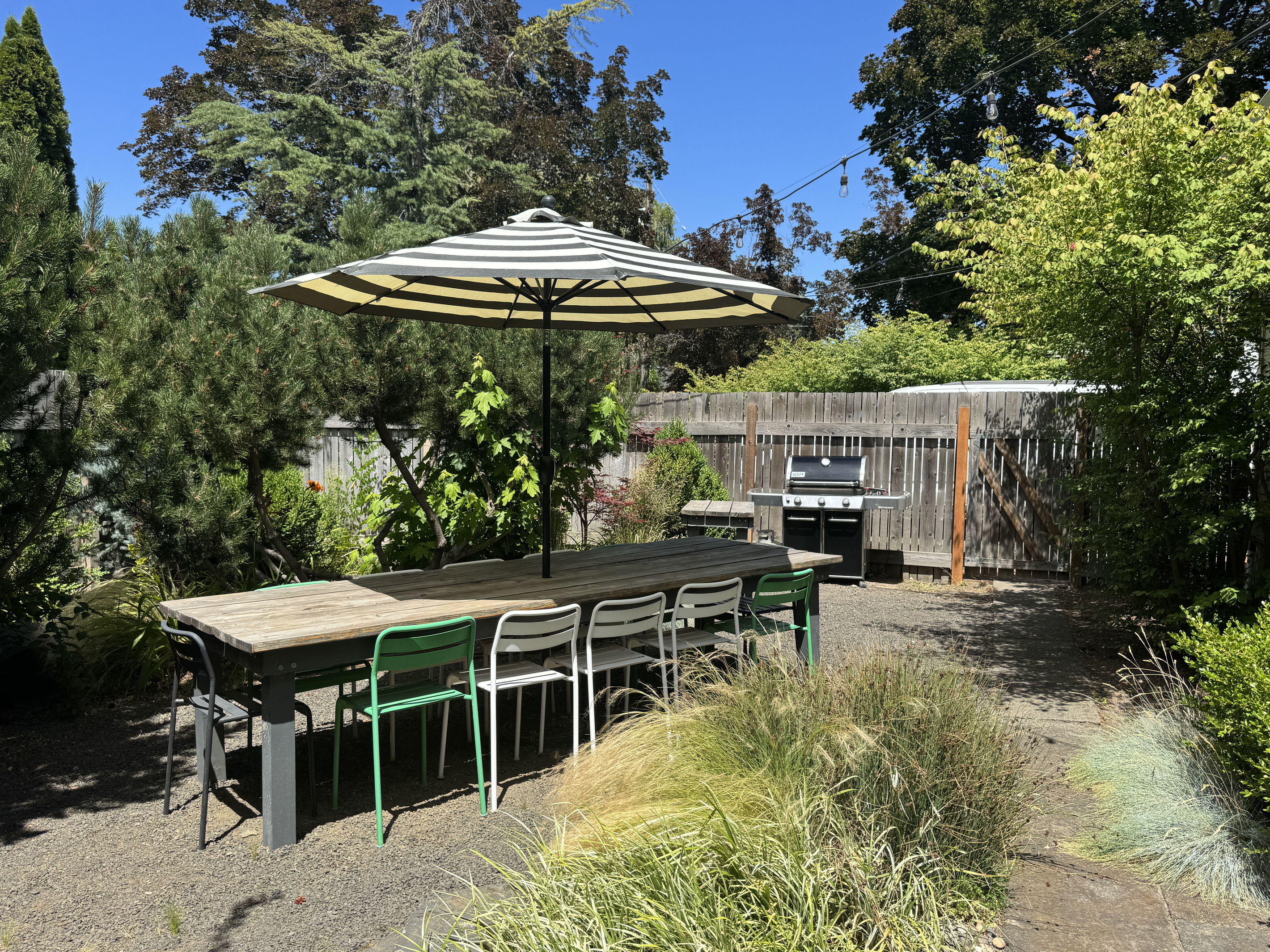 Outdoor dining for 12 / private fenced back yard, w/ Weber propane BBQ.