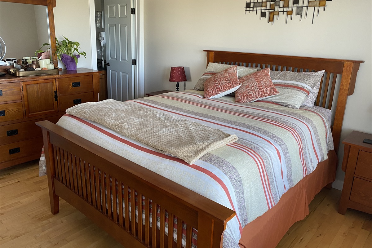 LOFT BEDROOM. SPACIOUS MODERN BEDROOM WITH DRESSOR AND SIDE TABLES. LOTS OF ROOM TO UNPACK AND UNWIND.