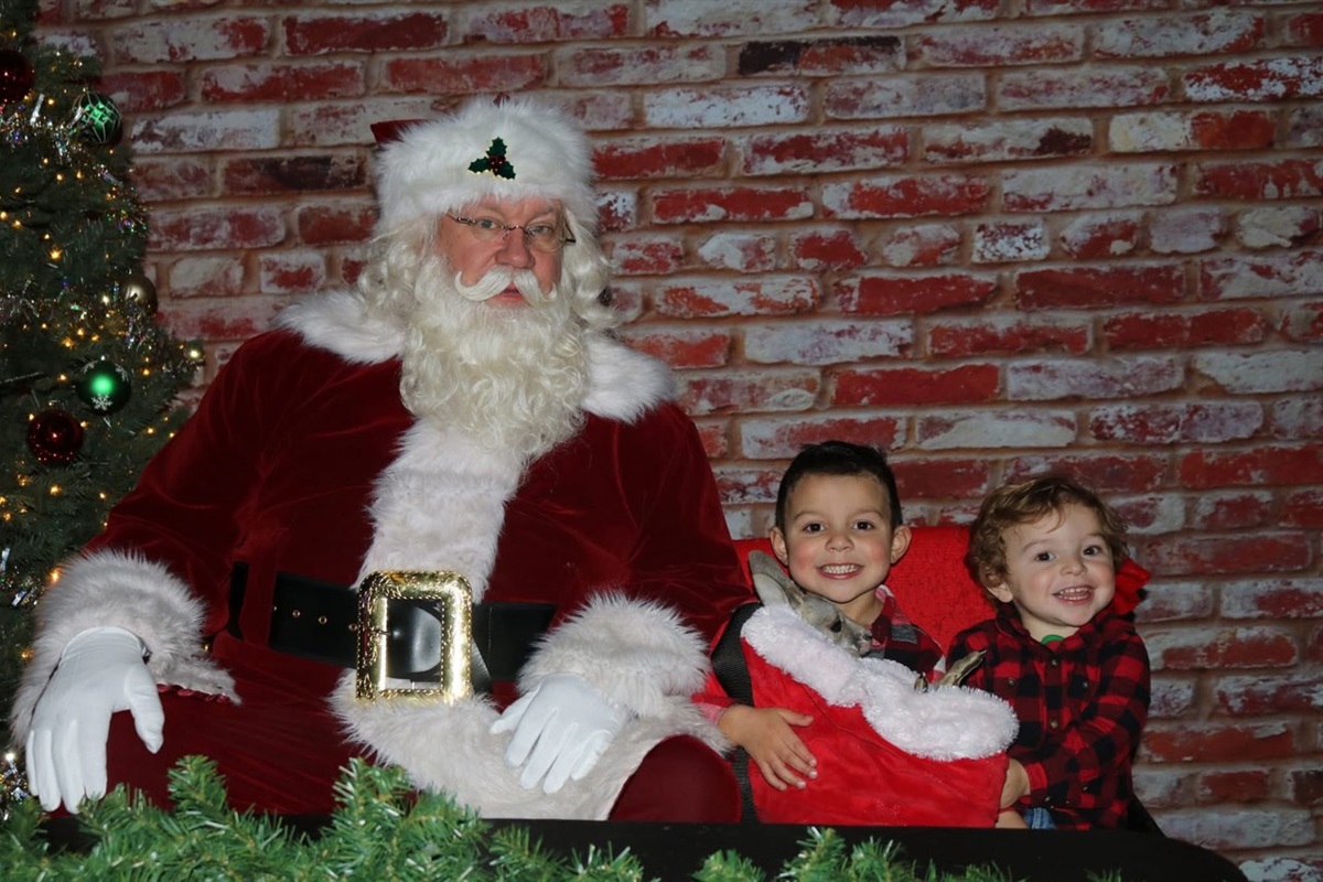 Create magical holiday memories! Book your stay and enjoy special events with Santa (seasonal).