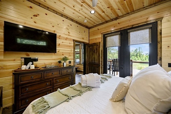 Wake up refreshed in one of the cabin’s luxury king bedrooms, each with its own ensuite bath