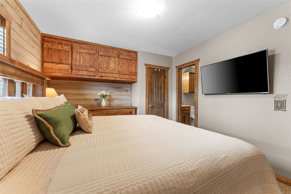 King bedroom with connecting door to bathroom