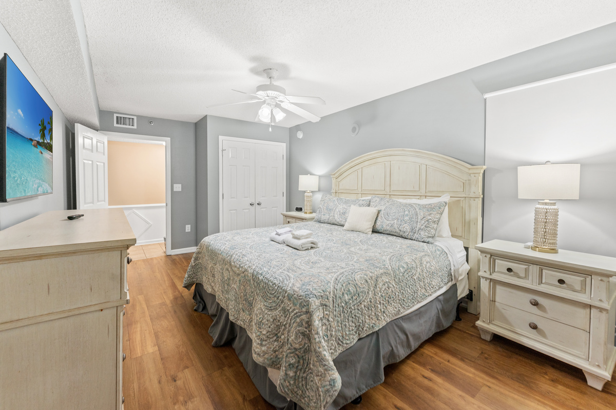 Large 4th bedroom with King bed