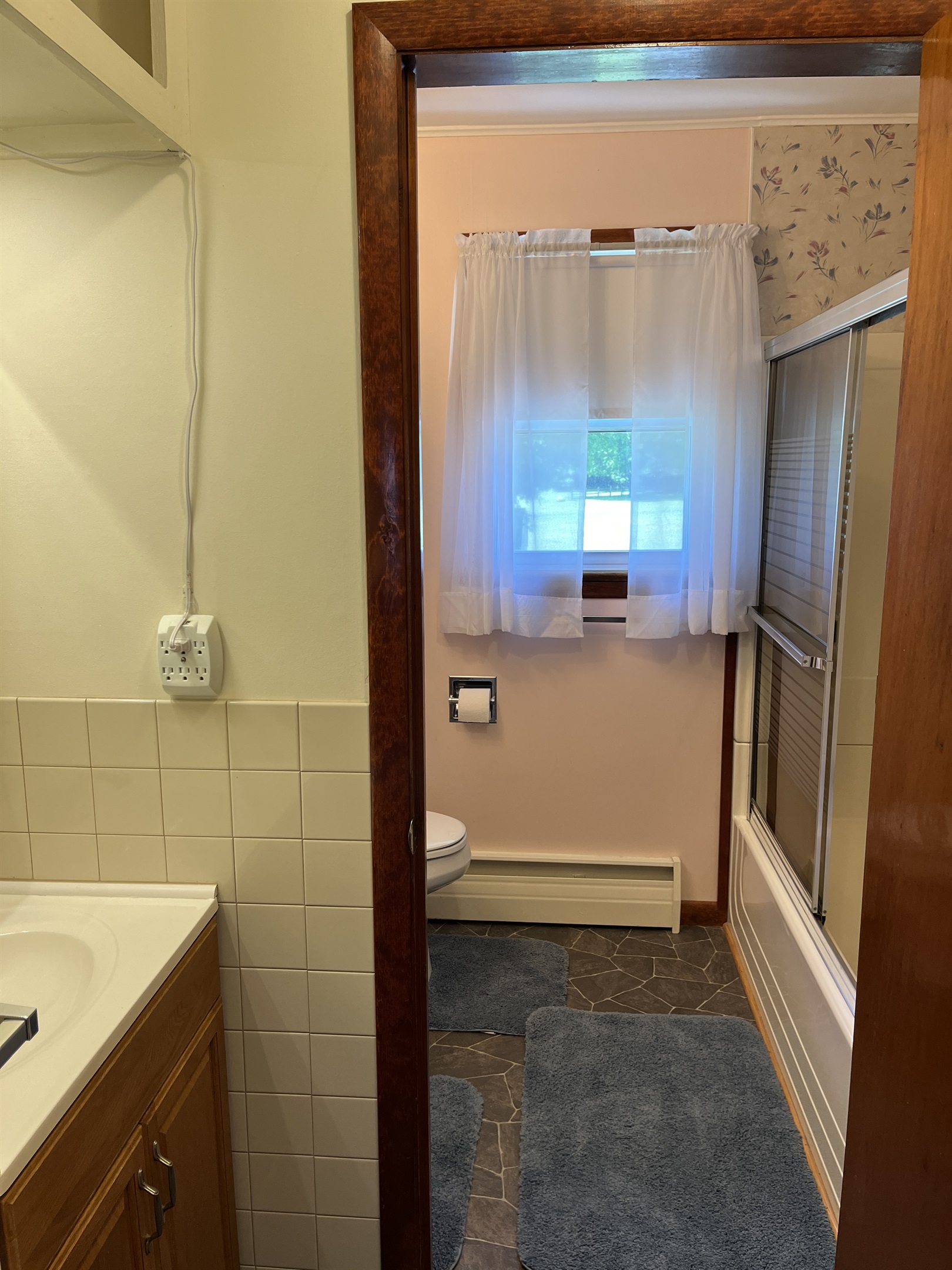 1st floor bath off hallway