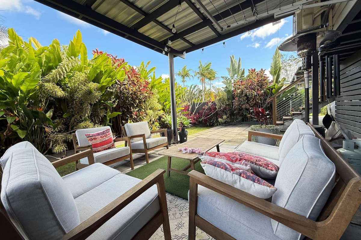 very nice and relaxing exterior covered area with a beautiful garden and outdoor setting. this area also has a fold out clothes rack incase you dont want to use the dryer for some clothes.