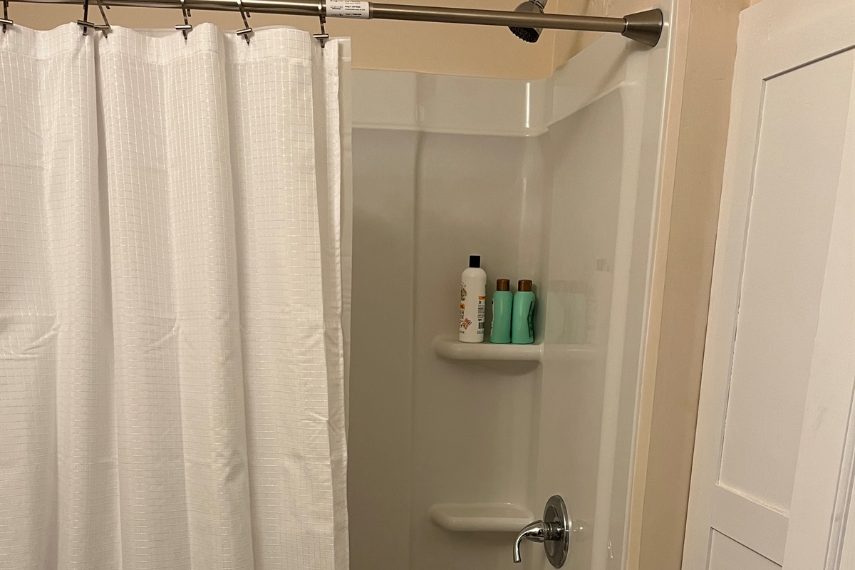 Bathroom with tub/shower