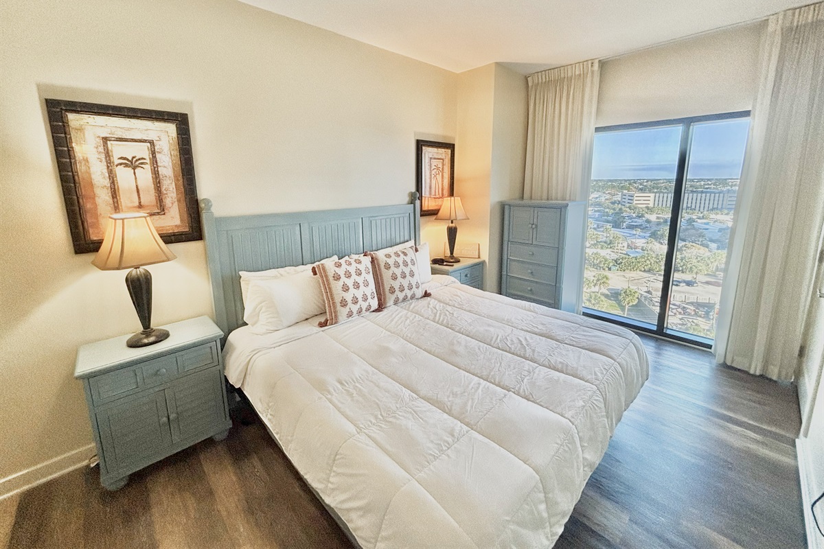 Large windows with Gulf view!