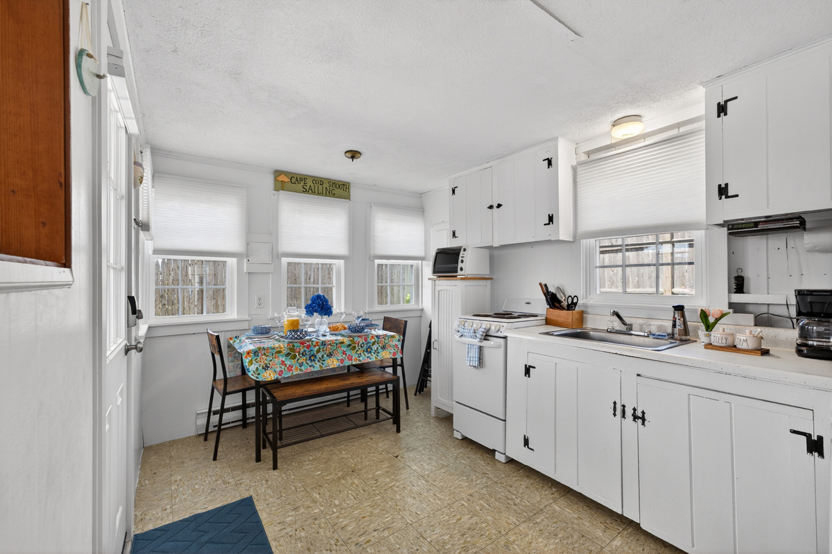 Bright open-concept kitchen and dining area for everyday comfort!