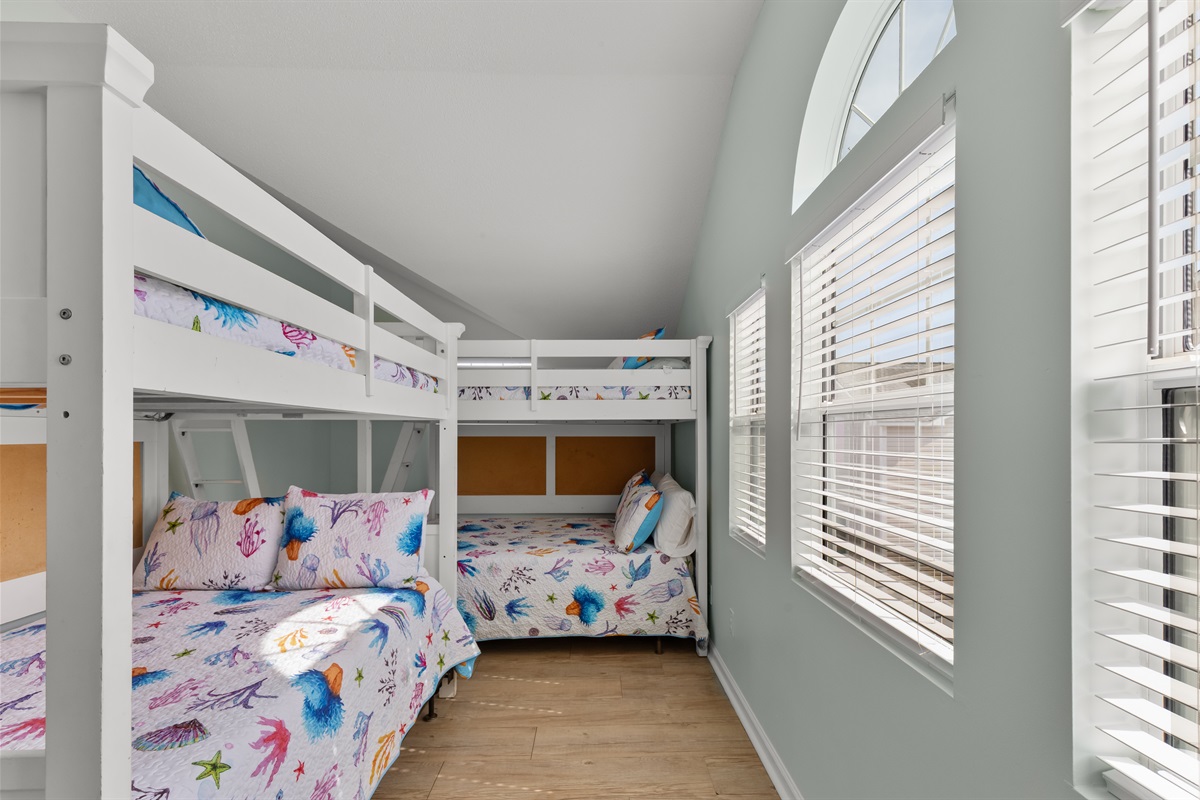Kids bedroom with Full over Full bunk bed, sleeps 4