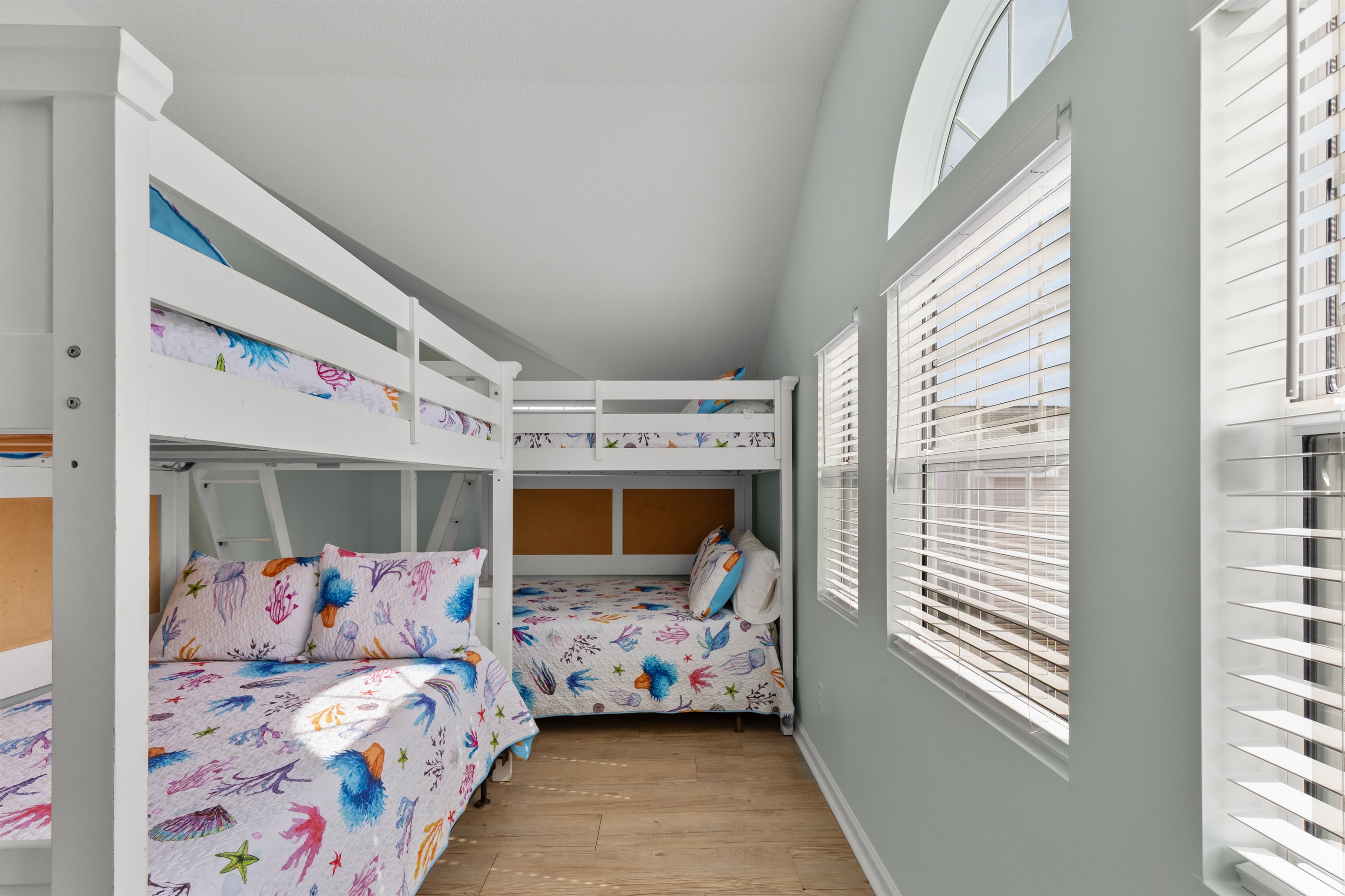 Kids bedroom with Full over Full bunk bed, sleeps 4