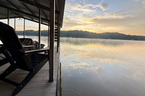 Calm peaceful lake Lanier at sunrise