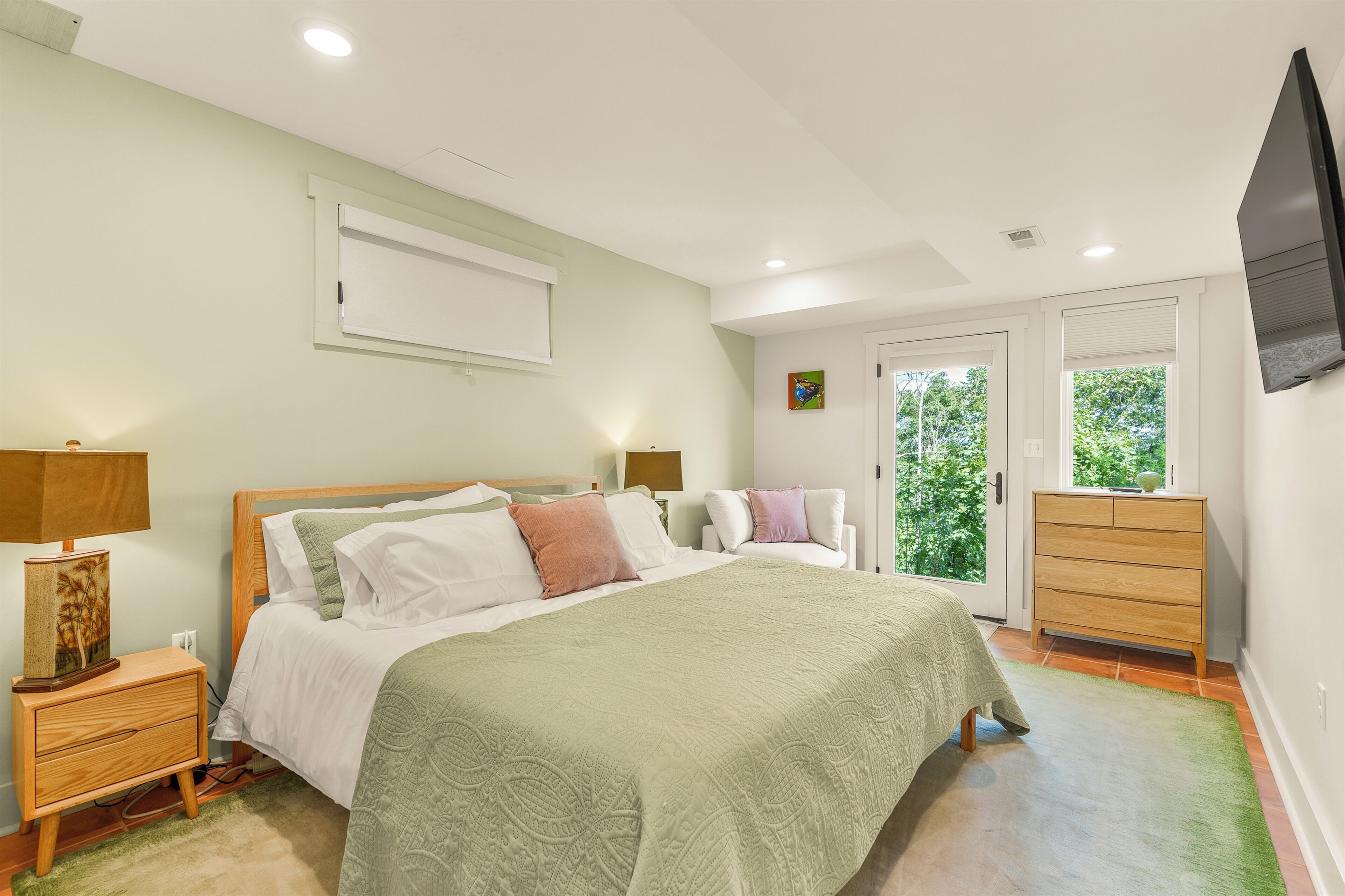 Ensuite bathroom to BR6
BR7: King bedroom with ensuite bathroom, downstairs
