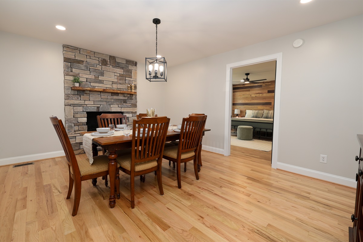 Dining Room seats 6