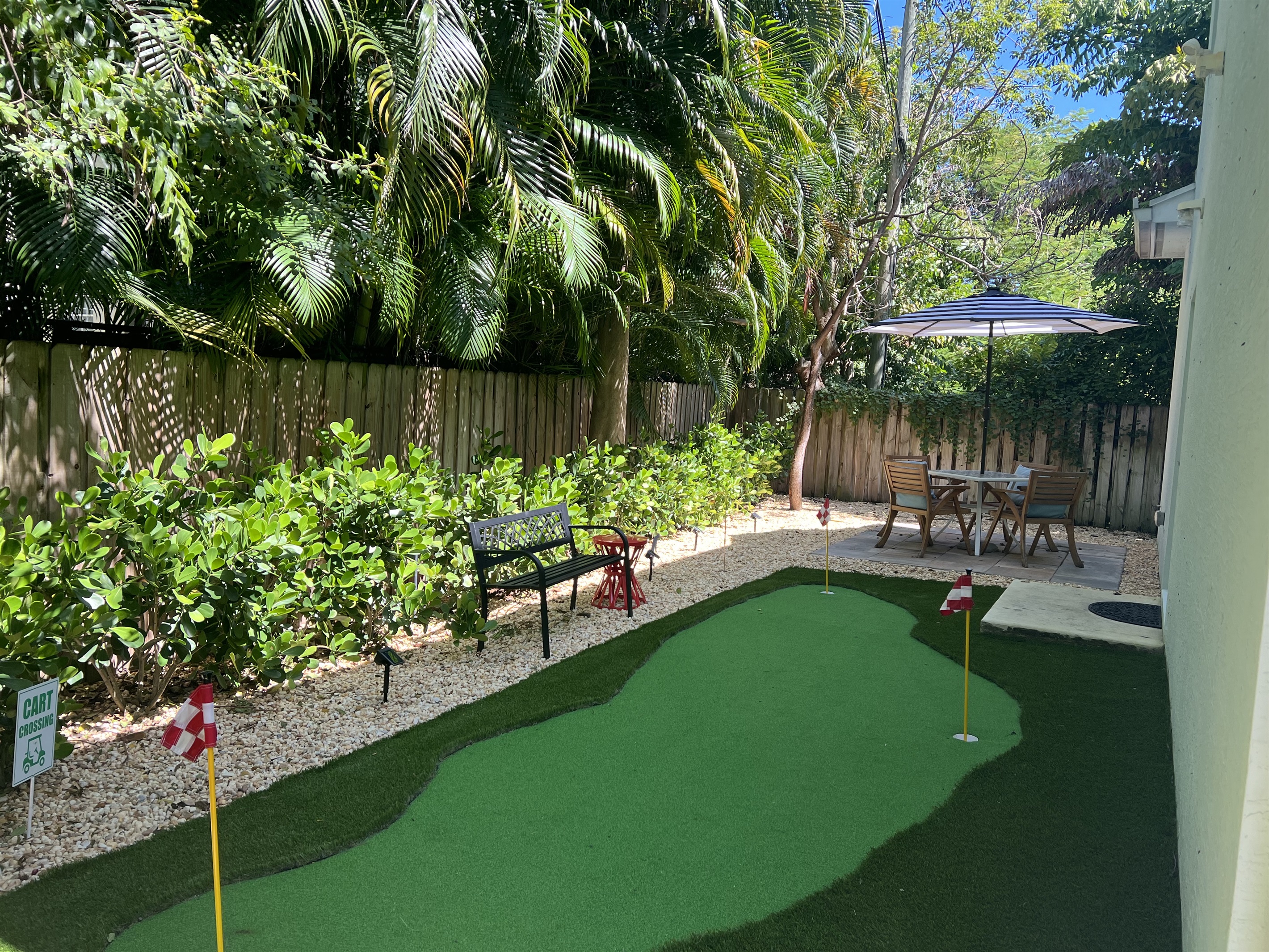 Enjoy putting green fun day or night. Clubs and balls provided ⛳️