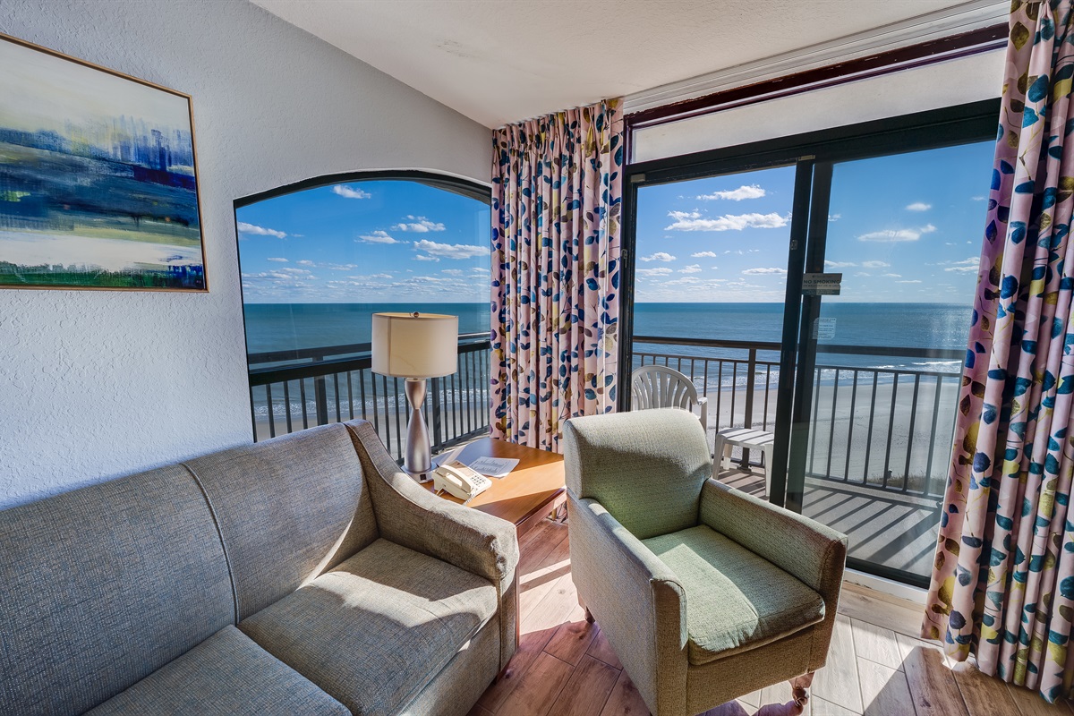Amazing Living Room with Stunning Views🌊☀️