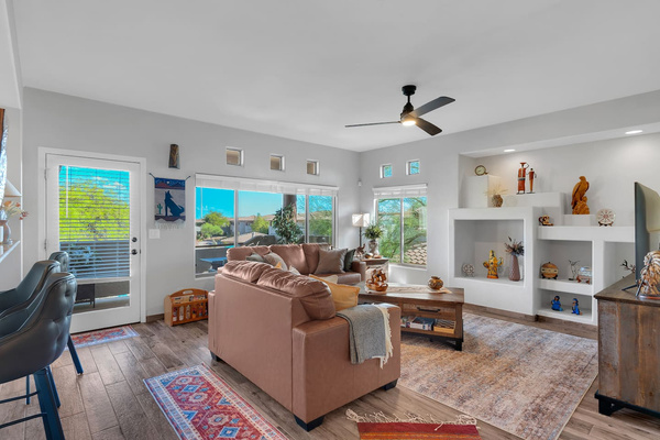 Spacious living room with balcony access, leather sofas, smart-TV, coffee table