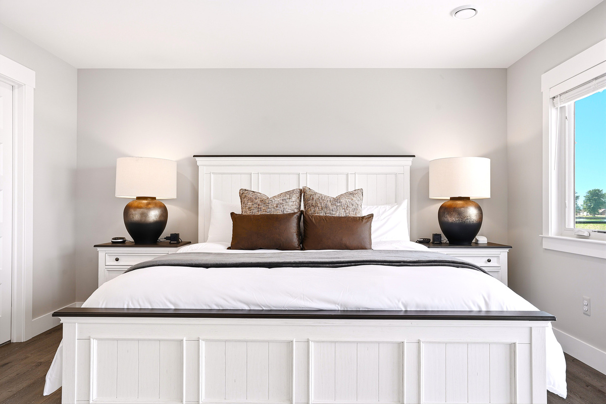 Sink into the luxurious king bed after a day on the lake and enjoy a restful night's sleep in this spacious, beautifully appointed retreat.