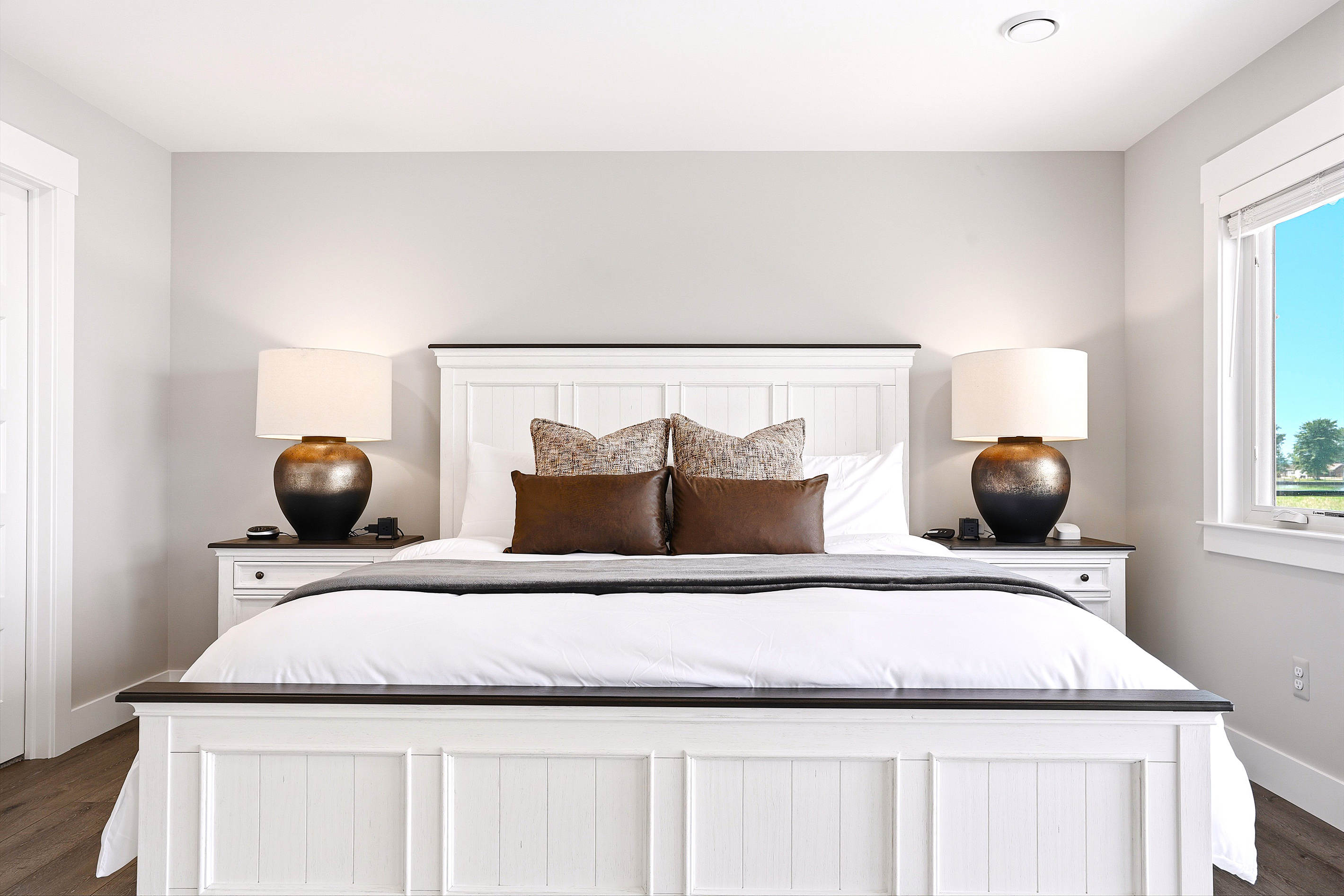 Sink into the luxurious king bed after a day on the lake and enjoy a restful night's sleep in this spacious, beautifully appointed retreat.
