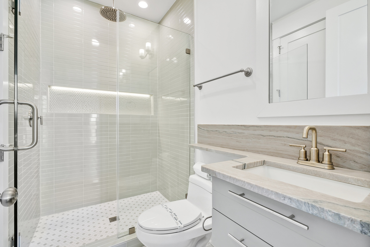Rain shower with lighted niche