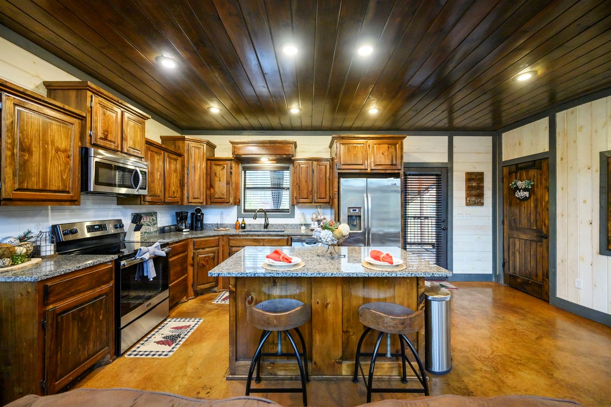 The kitchen and dining area at Round Here Buzz is made for connection and good food 🍽️✨ Cook up your favorites, gather around the table, laugh, snack, and make memories that feel like home. Cheers to great meals and even better company 🥂🌲 